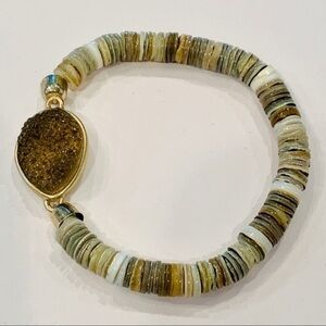 Chico’s stretch natural shell druzy pendant